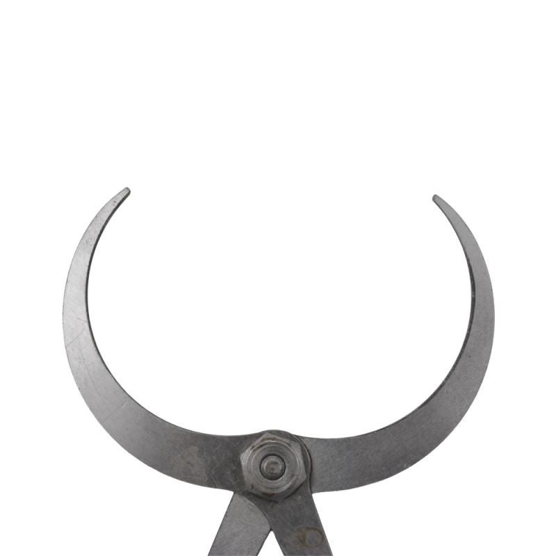 Détail des longues branches en acier du compas maître à danser grande ouverture