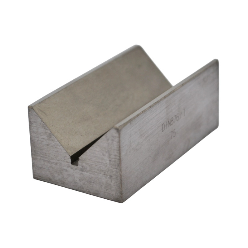 Détail de l'entaille en V à 90° pour le maintien stable d'arbres et axes en atelier